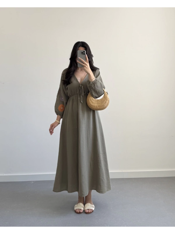 HAKİ KOLLARI NAKIŞLI MÜSLİN ELBİSE