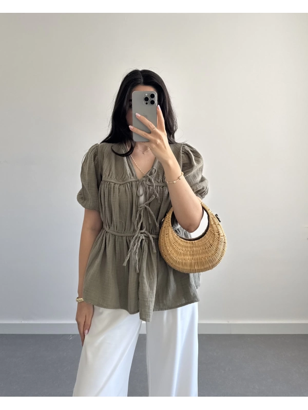 HAKİ ÖNDEN BÜZGÜLÜ YARIM KOL BLUZ