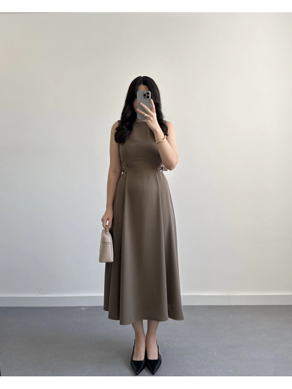 HAKİ YANLARI KEMER DETAYLI CREP KUMAŞ ELBİSE