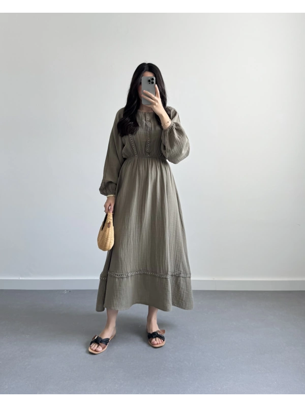 HAKİ ZIMBA DETAYLI SIRTI BAĞLAMALI MÜSLİN ELBİSE