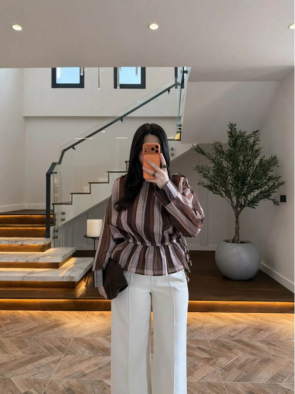 KAHVE ÇİZGİLİ BELDEN BÜZGÜLÜ BLUZ-EU5234