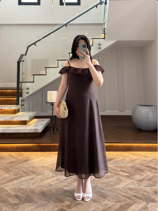 KAHVE DANTEL YAKA ASKILI ELBİSE-8543