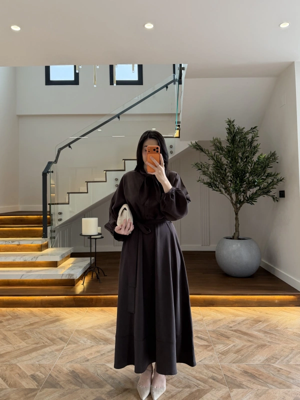 KAHVE FULAR DETAY ELBİSE -2348