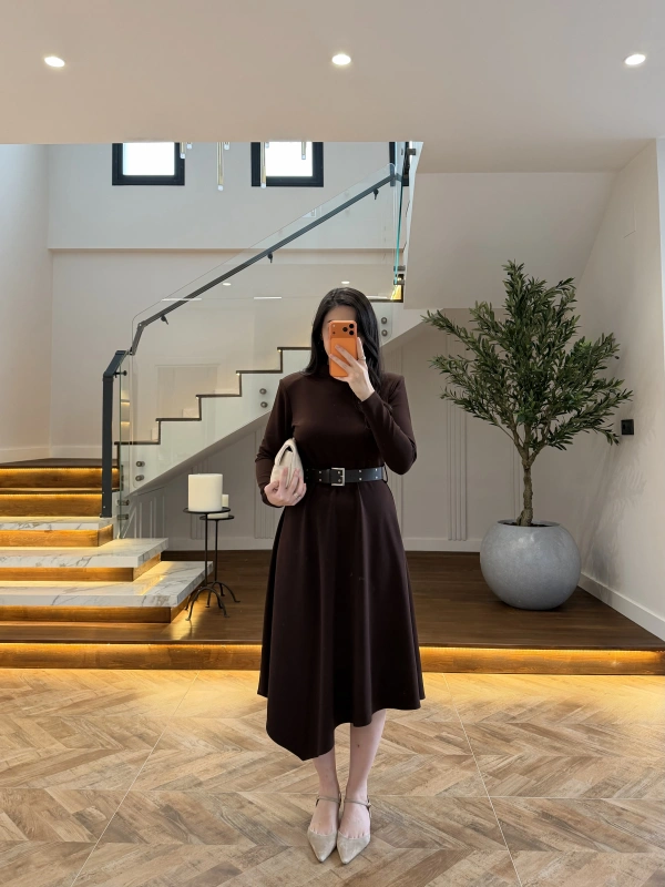 KAHVE KEMERLİ MİDİ ELBİSE-4228