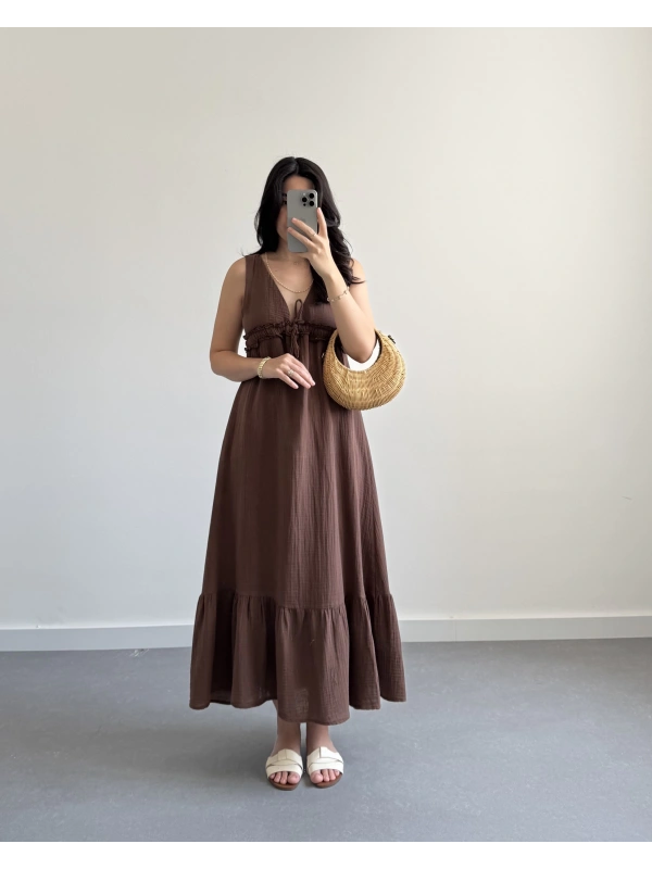 KAHVE MÜSLİN SIRT DEKOLTELİ ELBİSE