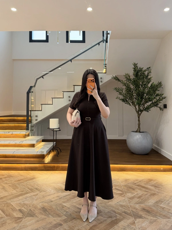 KAHVE ÖNDEN FERMUARLI KEMERLİ ELBİSE-4006