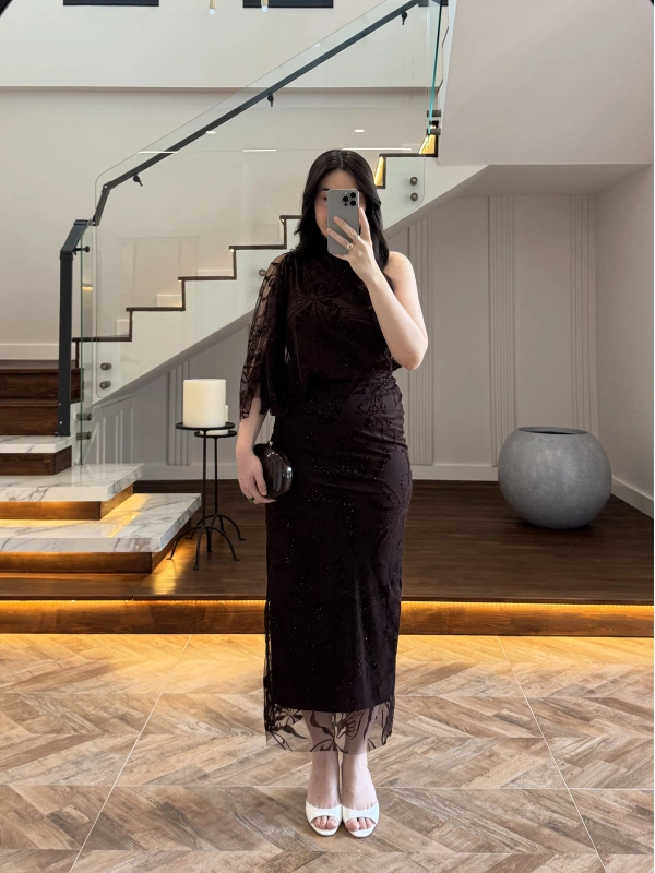 KAHVE TEK OMUZ DESENLİ SİMLİ ELBİSE -4033