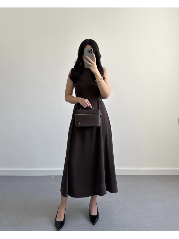 KAHVE YANLARI KEMER DETAYLI CREP KUMAŞ ELBİSE