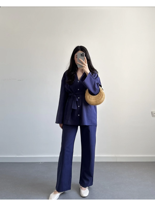 KETİ ÖNÜ DÜĞMELİ KUŞAKLI TAKIM LACİVERT