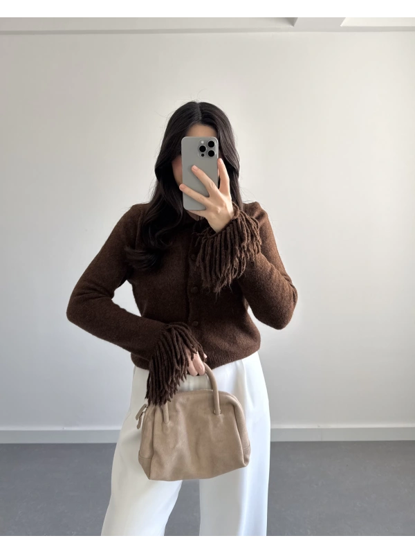 KOL UÇLARI PÜSKÜLLÜ HIRKA KAHVE