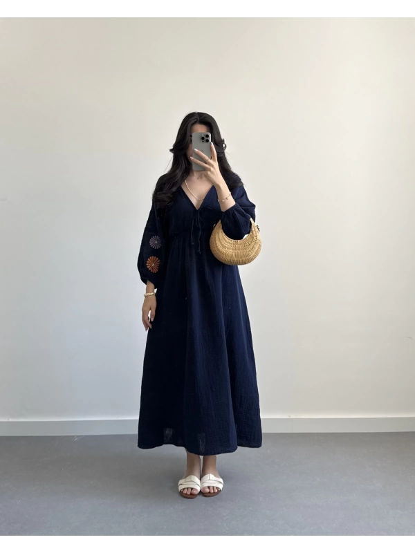 LACİVERT KOLLARI NAKIŞLI MÜSLİN ELBİSE