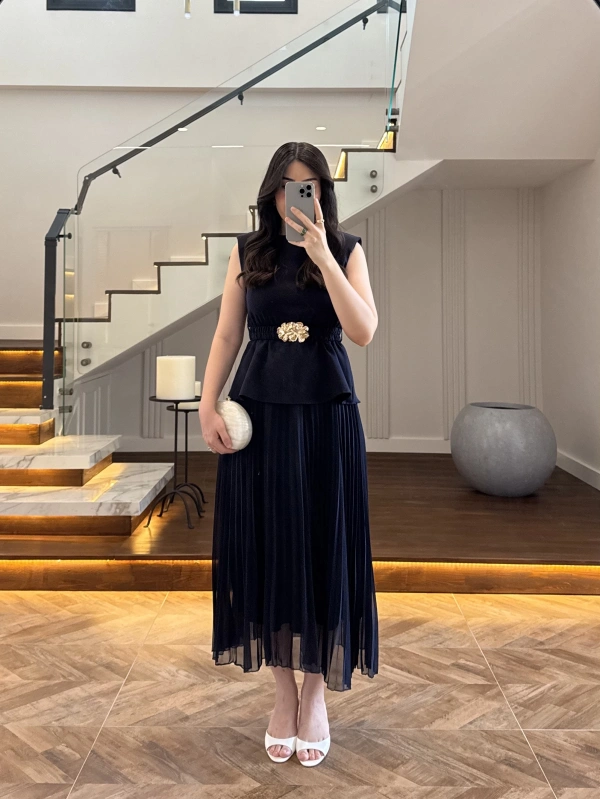 LACİVERT OMUZ VATKALI PİLİSELİ ELBİSE -4005