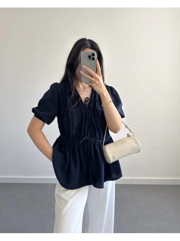 LACİVERT ÖNDEN BÜZGÜLÜ YARIM KOL BLUZ