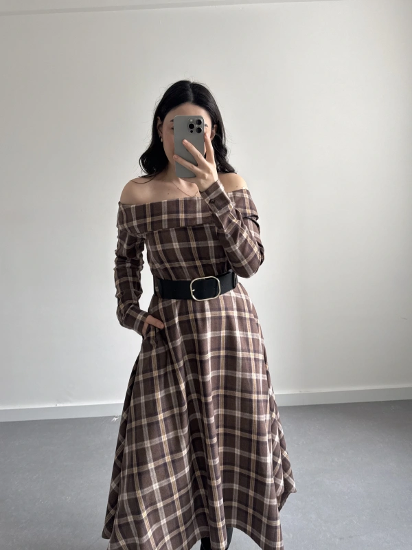 MADONNA YAKA EKOSE KEMERLİ ELBİSE