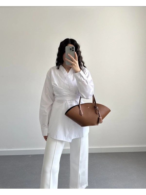 MAVE KURUVAZE BELİ KUŞAKLI GÖMLEK BEYAZ