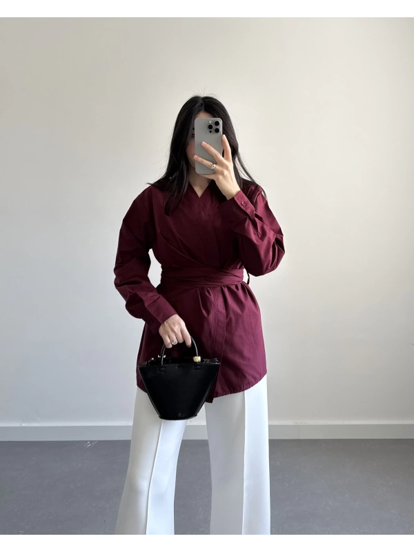 MAVE KURUVAZE BELİ KUŞAKLI GÖMLEK BORDO
