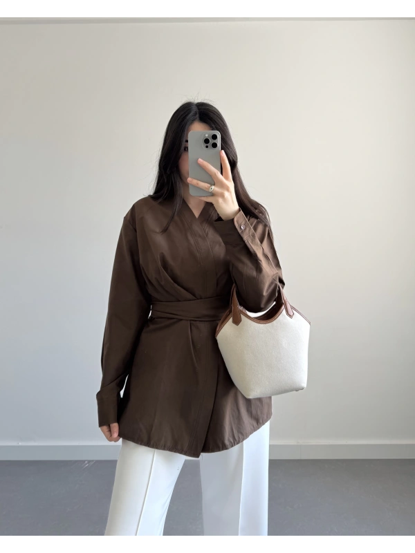 MAVE KURUVAZE BELİ KUŞAKLI GÖMLEK KAHVE