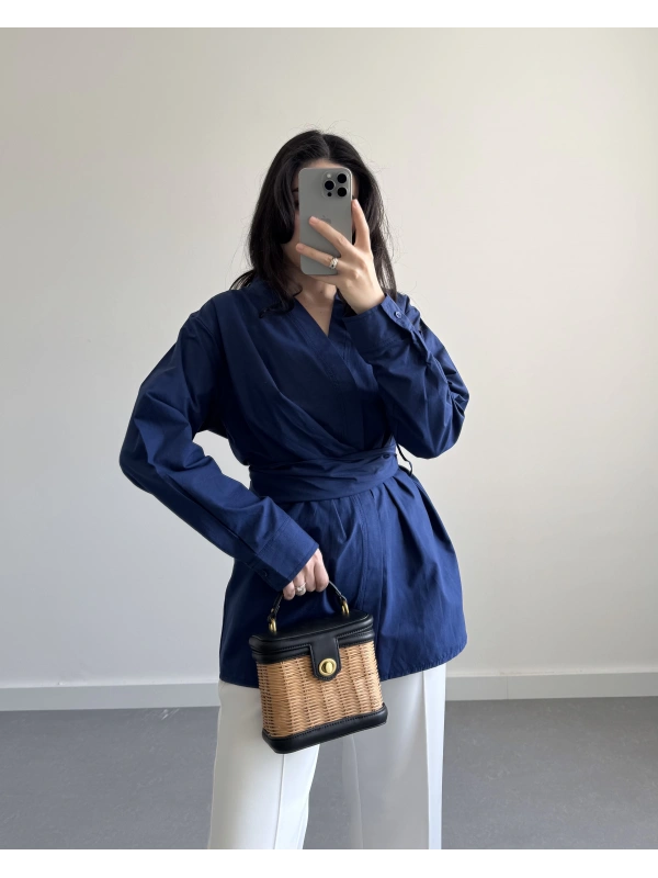 MAVE KURUVAZE BELİ KUŞAKLI GÖMLEK LACİVERT