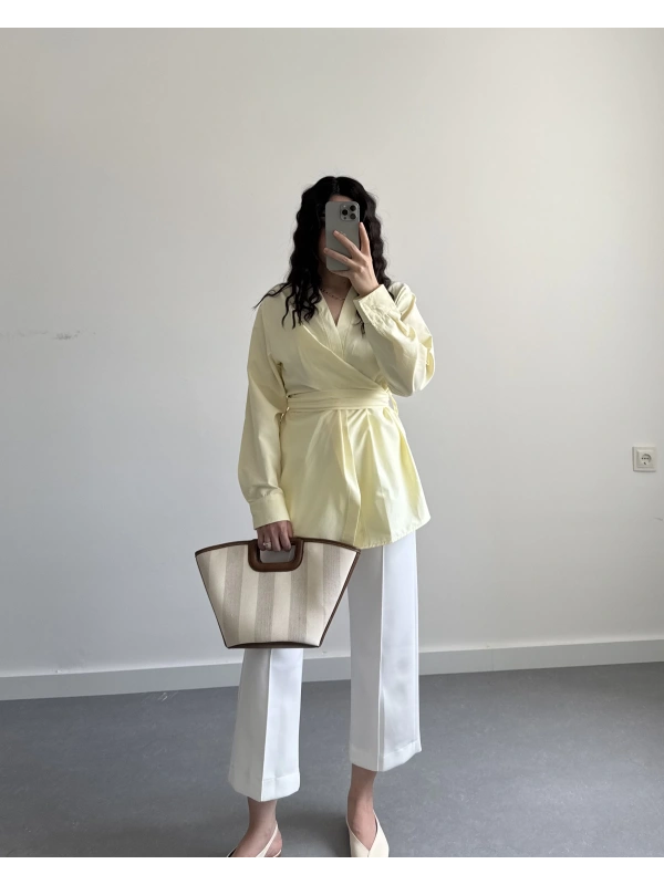 MAVE KURUVAZE BELİ KUŞAKLI GÖMLEK SARI