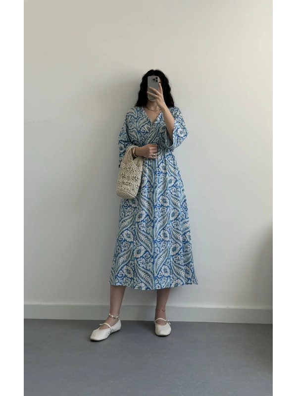 Mavi çiçekli elbise