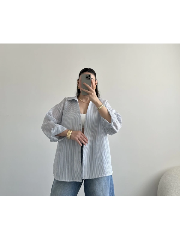 Mavi çizgili V yaka tensel gömlek