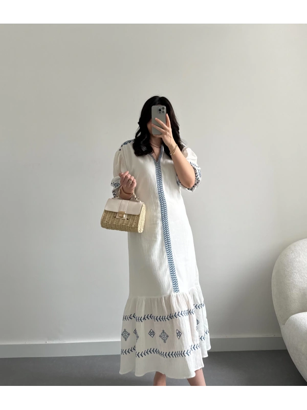 Nakışlı beyaz keten elbise