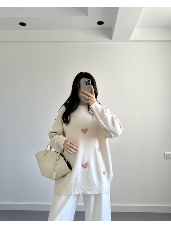 Pembe Kalp Nakışlı Ekru Kazak