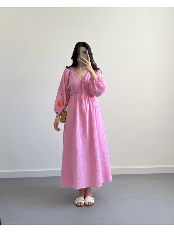 PEMBE KOLLARI NAKIŞLI MÜSLİN ELBİSE