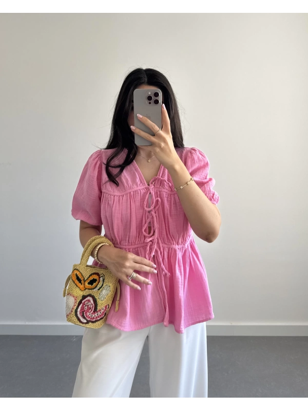 PEMBE ÖNDEN BÜZGÜLÜ YARIM KOL BLUZ