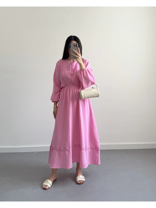 PEMBE ZIMBA DETAYLI SIRTI BAĞLAMALI MÜSLİN ELBİSE