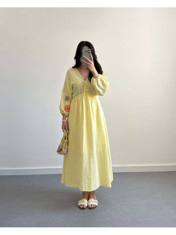 SARI KOLLARI NAKIŞLI MÜSLİN ELBİSE