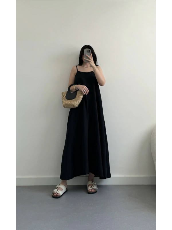 Siyah askılı elbise