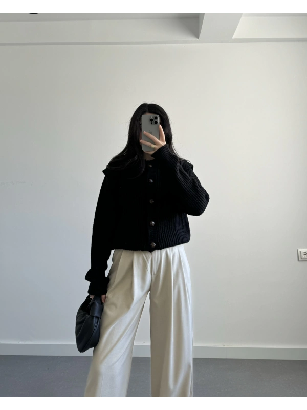 Siyah Omuzdan Parça Detaylı Örgü Hırka