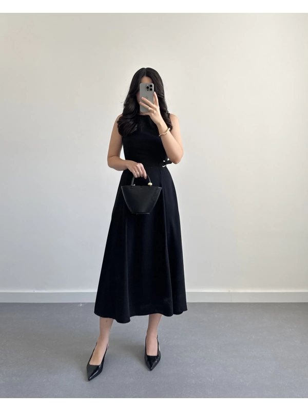 SİYAH YANLARI KEMER DETAYLI CREP KUMAŞ ELBİSE