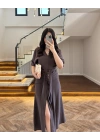 KAHVE ÖNÜ DÜĞMELİ KUŞAKLI TENSEL ELBİSE -5062