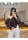 KAHVE OMZU AÇIK DRAPELİ GÖMLEK-250317
