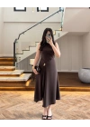 KAHVE YIRTMAÇLI GOLD AKSESUAR ELBİSE