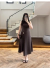 KAHVE YIRTMAÇLI GOLD AKSESUAR ELBİSE