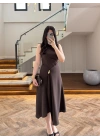KAHVE YIRTMAÇLI GOLD AKSESUAR ELBİSE