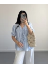 BEBE MAVİ ÖNDEN BÜZGÜLÜ YARIM KOL BLUZ