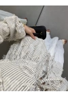 HAKİ ÇİZGİLİ BEBE YAKA PÜSKÜL BLUZ