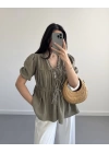 HAKİ ÖNDEN BÜZGÜLÜ YARIM KOL BLUZ