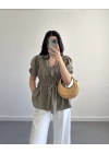 HAKİ ÖNDEN BÜZGÜLÜ YARIM KOL BLUZ
