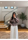 KAHVE ÇİZGİLİ BELDEN BÜZGÜLÜ BLUZ-EU5234