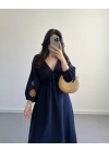 LACİVERT KOLLARI NAKIŞLI MÜSLİN ELBİSE