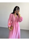 PEMBE KOLLARI NAKIŞLI MÜSLİN ELBİSE