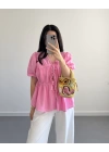 PEMBE ÖNDEN BÜZGÜLÜ YARIM KOL BLUZ