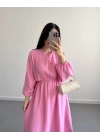 PEMBE ZIMBA DETAYLI SIRTI BAĞLAMALI MÜSLİN ELBİSE