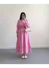 PEMBE ZIMBA DETAYLI SIRTI BAĞLAMALI MÜSLİN ELBİSE