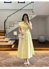 SARI ÖNÜ DÜĞMELİ KEMERLİ ELBİSE -3976
